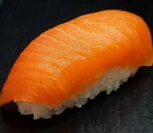 Суши с лососем
