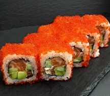 Ролл Калифорния с лососем