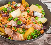 Теплый картофельный салат с копчёной скумбрией по-немецки