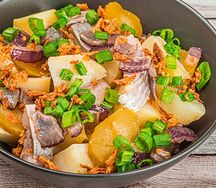Теплый картофельный салат по-немецки с малосольной сельдью