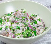 Маринованная селёдочка атлантическая с луком и зеленью