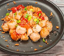 Гребешок курильский с томатами