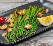 Спаржа гриль с чесноком