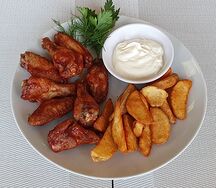 Куриные крылья с картофелем фри