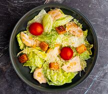 Салат Цезарь с куриной грудкой