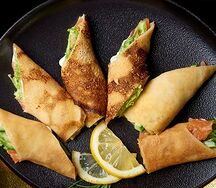 Блинные роллы с лососем и овощами 6 шт