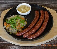 Колбаски с тушеной капустой