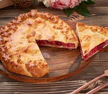 Пирог с черной смородиной и яблоком