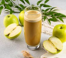 Свежевыжатый сок из яблока