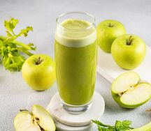 Свежевыжатый сок из яблока и сельдерея