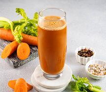 Свежевыжатый сок из моркови и сельдерея