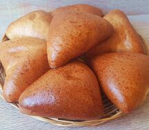 Пирожок с луком и яйцом