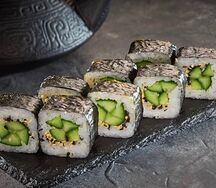 Ролл Микс в кунжуте с огурцом