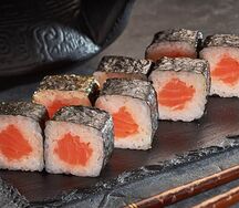 Ролл с лососем