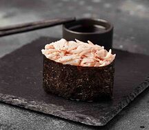 Гункан со снежным крабом