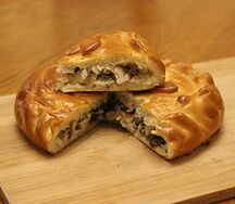Пирог с куриной грудкой, шампиньонами и овощами