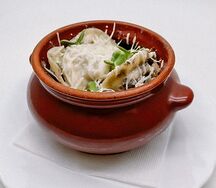 Пельмени из говядины запеченные с грибами в сливочно-сырном соусе