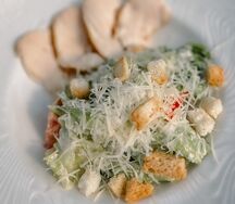 Салат Цезарь с курицей