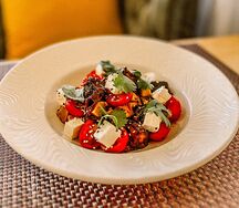 Салат теплый с баклажаном, курицей и сыром Фета