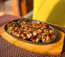 Сковородочка из филе цыпленка с овощами и сливочно-сырным соусом