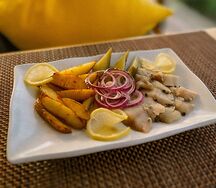 Сельдь с картофелем, маслом и зеленью