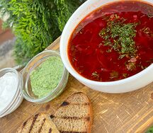 Борщ с говядиной, сметаной, салом и гренками