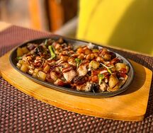 Сковородочка из свинины с картофелем и грибами