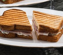 Сэндвич с тамбовским окороком и сыром дюрр