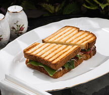 Сэндвич с курицей и пармезаном 