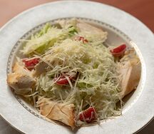 Салат с курицей и пармезаном