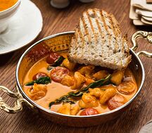 Соте из тигровых креветок с черри и шпинатом