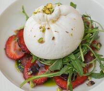 Салат с бурратой и соусом песто