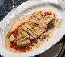 Кальмар на гриле с соусом из мидий и прованскими травами