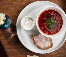 Борщ с растрами из мраморной телятины 