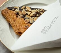 Плоский круассан с шоколадом и миндалем