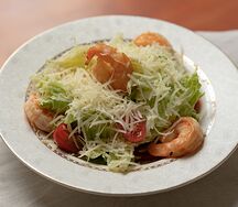 Салат с креветками и пармезаном