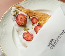 Плоский круассан с шоколадом и клубникой