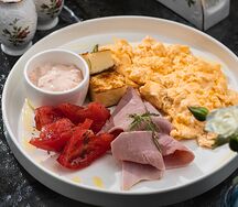 Скрембл, тамбовский окорок, халуми