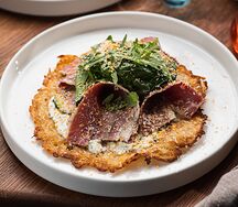 Драник с пастрами и соусом дзадзики