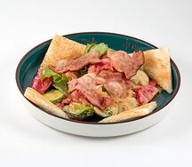 Салат с беконом и крутонами