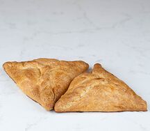 Слойка с творогом, сыром и зеленью