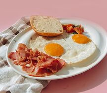 Глазунья с беконом