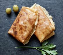 Блины с куриным филе, сыром и белым соусом 2 шт