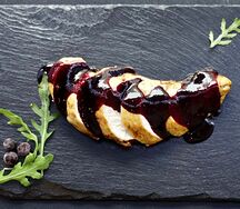 Куриная грудка карри с соусом из черной смородины