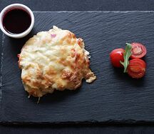 Мясо по-домашнему с брусничным соусом