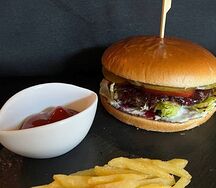 Комбо Большой Бургер Блю Чиз с картошкой фри и соусом