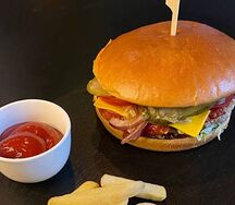 Комбо большой бургер Тако острый с картошкой фри и соусом
