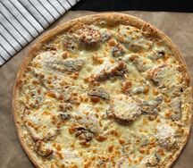 Пицца с копченым цыпленком и жареными грибами