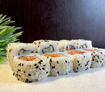 Калифорния с лососем в кунжуте