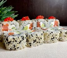 Сливочный с лососем и икрой в кунжуте